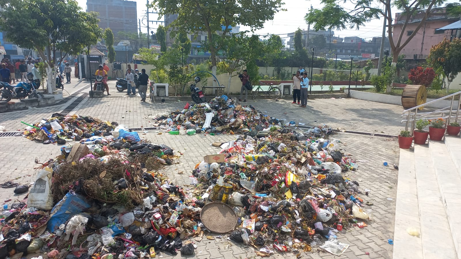 सडक विगारेपछि टेलिकम परिसरमै फाल्यो महानगरले फोहोर 